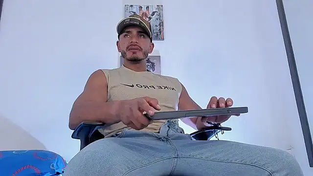 Snapshot of magnusclark chatting on 05/12/26, 06:38 magnusclark online show from 05/12/26, 06:38