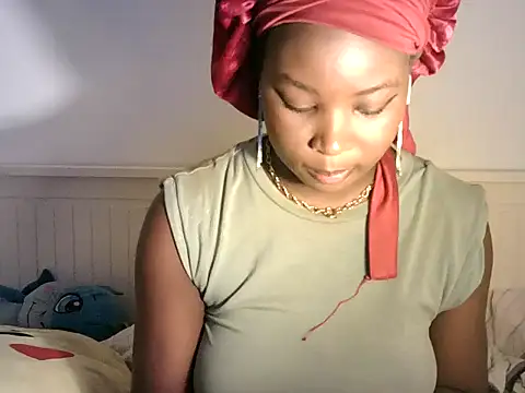 Snapshot of zoe215 chatting on 06/27/26, 12:44 zoe215 online show from 06/27/26, 12:44