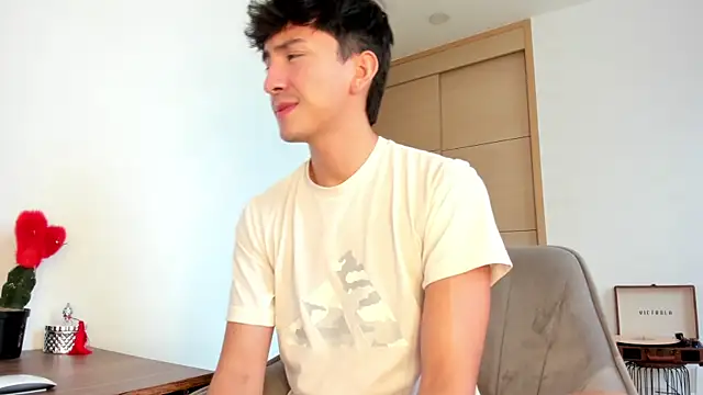 sweettaaron01 online show from 10/04/25, 05:44