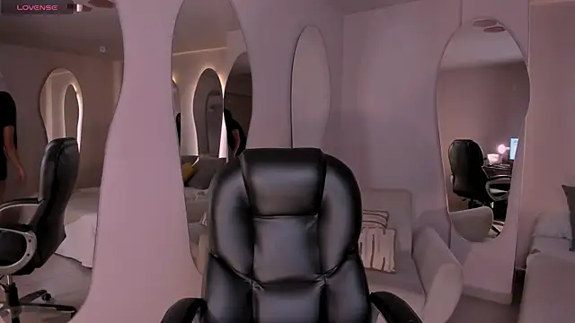 SarahYates online show from 04/13/26, 05:02