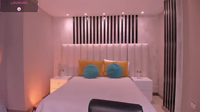 IsabellaMoreau online show from 10/15/25, 07:36