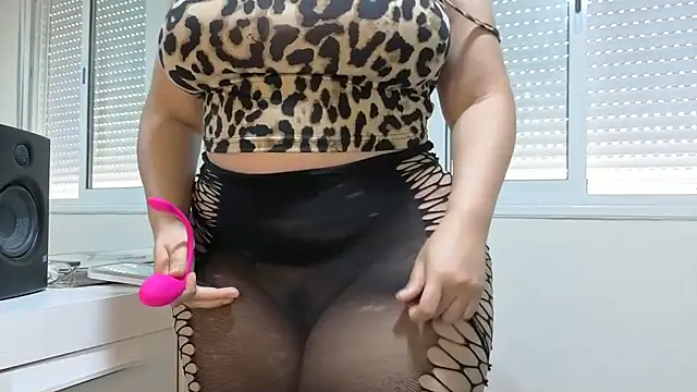 Snapshot of Lady-Rozalia chatting on 10/13/25, 03:56 Lady-Rozalia online show from 10/13/25, 03:56