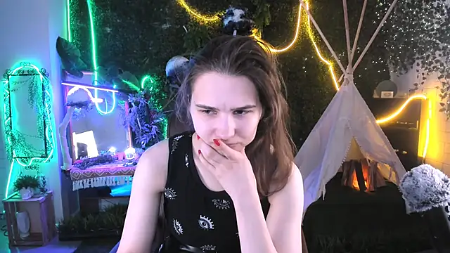 Snapshot of TessaMill chatting on 10/06/25, 05:16 TessaMill online show from 10/06/25, 05:16