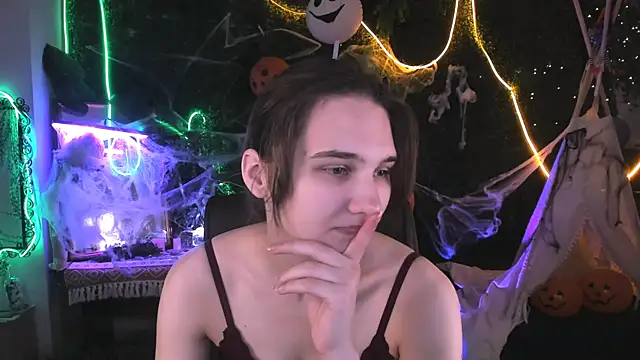 Snapshot of TessaMill chatting on 10/27/25, 09:13 TessaMill online show from 10/27/25, 09:13