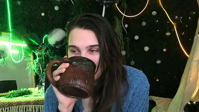 Snapshot of TessaMill chatting on 02/14/26, 09:28 TessaMill online show from 02/14/26, 09:28