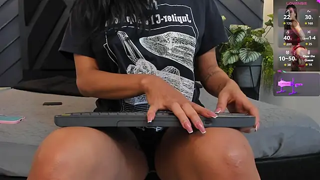 zoe martins  online show from 10/03/25, 05:21