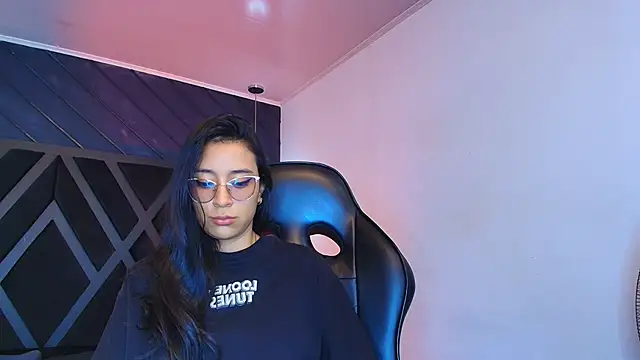 Snapshot of zoe_martins_ chatting on 04/19/26, 01:21 zoe martins online show from 04/19/26, 01:21