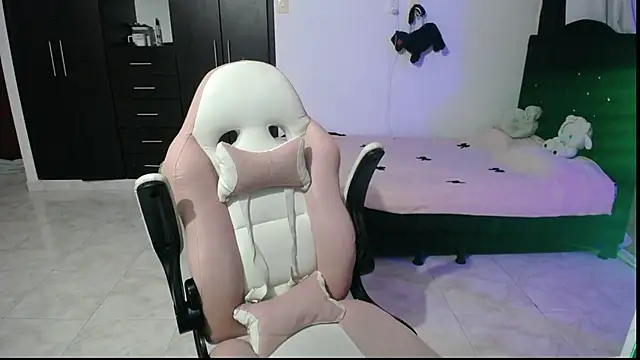 Snapshot of Elizabeth_rose02 chatting on 10/17/25, 01:42 Elizabeth rose02 online show from 10/17/25, 01:42