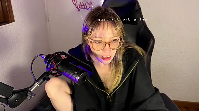 Snapshot of ReenKitty chatting on 06/17/26, 04:59 ReenKitty online show from 06/17/26, 04:59
