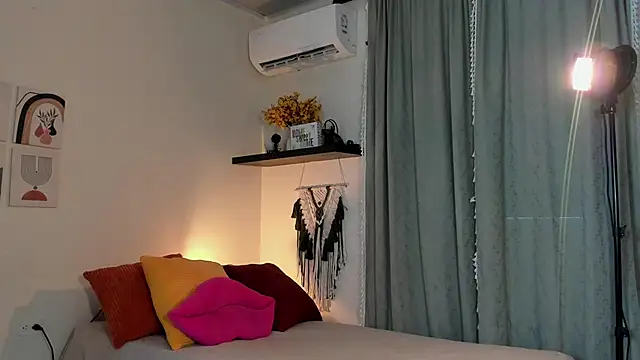 Snapshot of isabella-garcia- chatting on 09/28/25, 08:36 isabella-garcia- online show from 09/28/25, 08:36