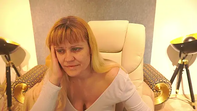 Snapshot of BellaLaPetit chatting on 05/18/26, 03:57 BellaLaPetit online show from 05/18/26, 03:57