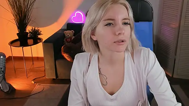 AuroraWrenfield online show from 12/15/25, 02:05