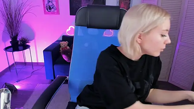 AuroraWrenfield online show from 12/18/25, 10:16