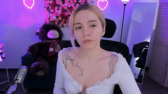 AuroraWrenfield online show from 04/15/26, 04:30