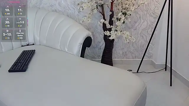 aura sanders1 online show from 12/05/25, 11:52