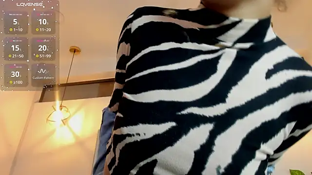 Hanna Cornee  online show from 11/13/25, 01:10