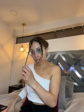 Hanna Cornee  online show from 11/14/25, 02:05