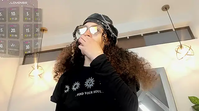 Hanna Cornee  online show from 11/24/25, 03:12