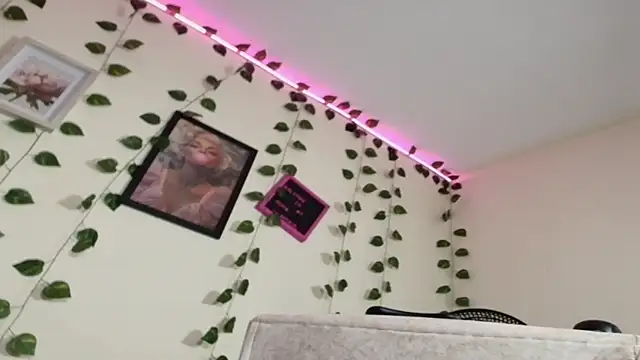 Snapshot of Barbiie_98 chatting on 05/14/26, 02:35 Barbiie 98 online show from 05/14/26, 02:35