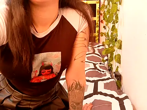 lucywhite13 online show from 09/16/25, 07:37