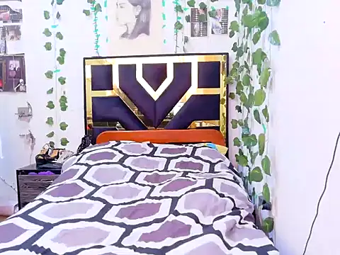 lucywhite13 online show from 10/10/25, 03:11