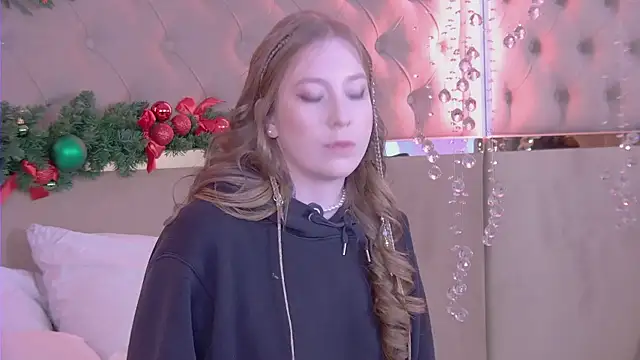 Snapshot of MiaEuphoria_ chatting on 12/22/25, 04:20 MiaEuphoria online show from 12/22/25, 04:20