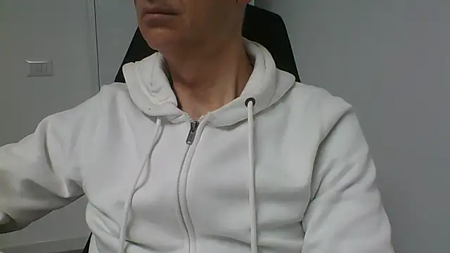 Snapshot of Sensor2000 chatting on 02/04/26, 08:20 Sensor2000 online show from 02/04/26, 08:20