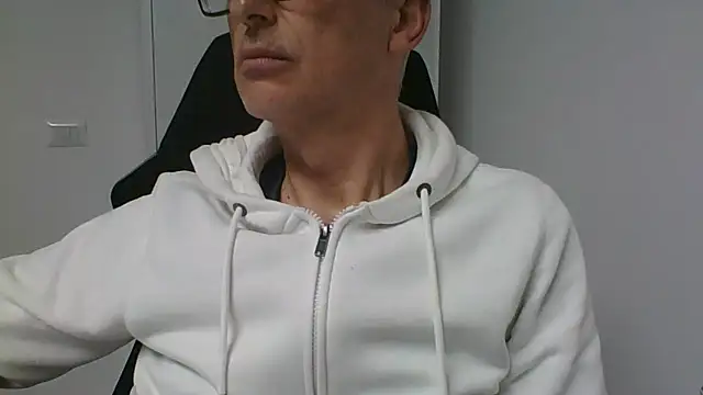 Snapshot of Sensor2000 chatting on 02/11/26, 03:50 Sensor2000 online show from 02/11/26, 03:50