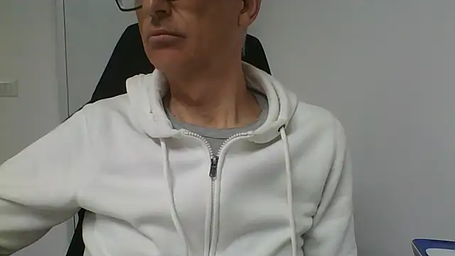 Snapshot of Sensor2000 chatting on 02/25/26, 11:09 Sensor2000 online show from 02/25/26, 11:09