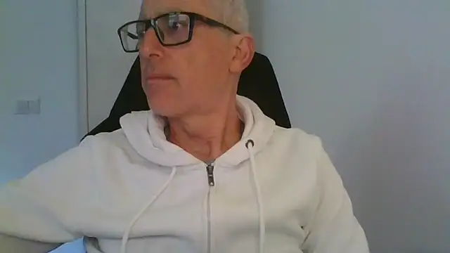 Snapshot of Sensor2000 chatting on 02/26/26, 02:38 Sensor2000 online show from 02/26/26, 02:38