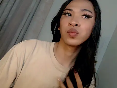 Snapshot of Annaloula chatting on 12/14/25, 01:49 Annaloula online show from 12/14/25, 01:49