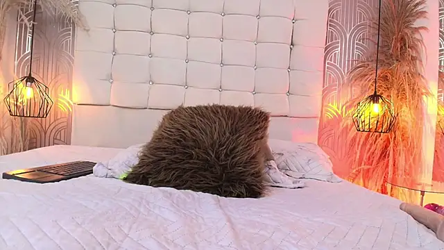 Snapshot of FGLuna chatting on 09/11/25, 12:38 FGLuna online show from 09/11/25, 12:38