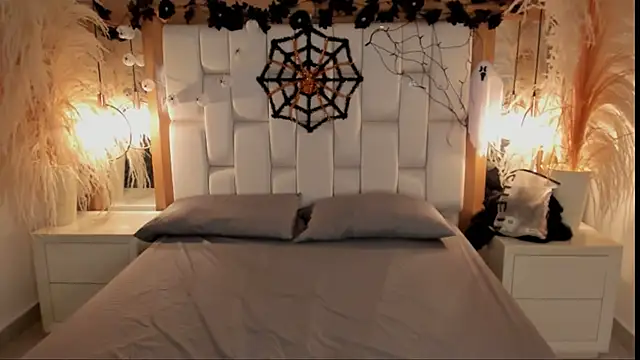 Daphne And Roger online show from 10/09/25, 01:09