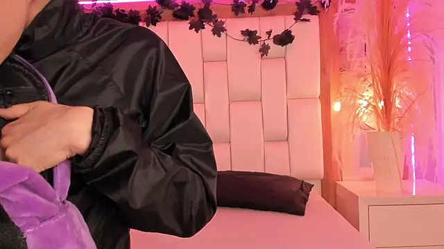 Daphne And Roger online show from 02/04/26, 10:54