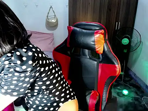 Snapshot of Urassiansweetcummer chatting on 06/17/26, 12:13 Urassiansweetcummer online show from 06/17/26, 12:13