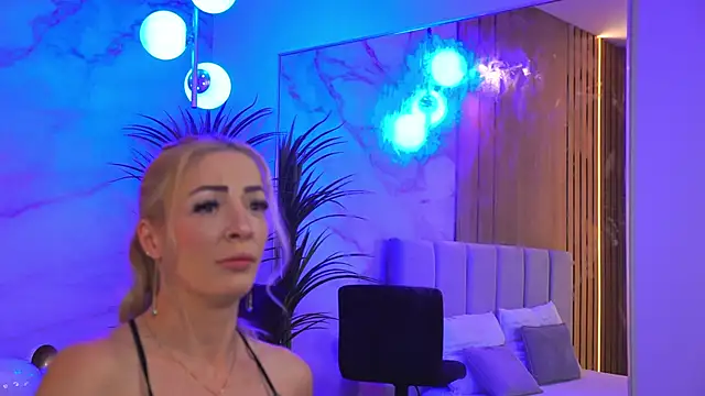 Izabellle02 online show from 03/23/26, 05:00