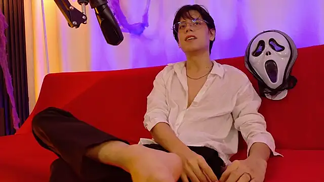 luixdust  online show from 10/24/25, 06:21