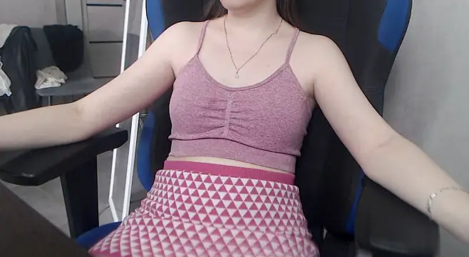 Snapshot of cute_elfy_ chatting on 06/21/26, 01:24 cute elfy online show from 06/21/26, 01:24