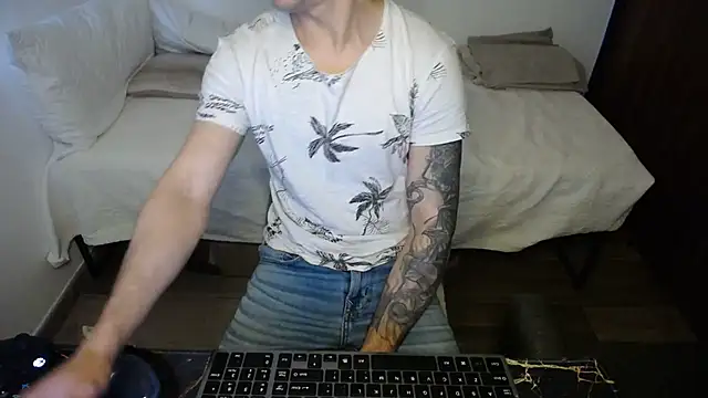 bossking017 online show from 02/18/26, 07:32