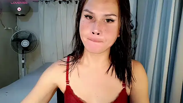 Snapshot of holly_bitch chatting on 07/18/26, 01:10 holly bitch online show from 07/18/26, 01:10