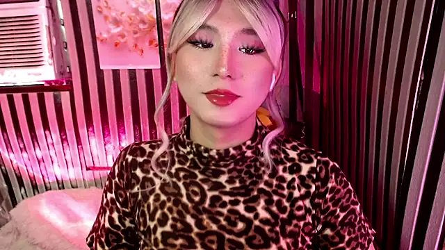 Snapshot of UrhotlucyTS chatting on 05/15/26, 07:04 UrhotlucyTS online show from 05/15/26, 07:04
