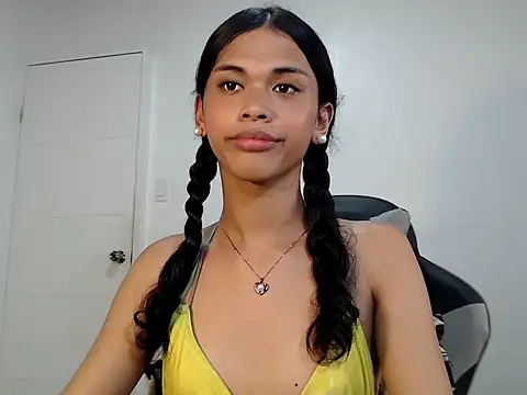 Snapshot of urcurlydiva chatting on 11/08/25, 06:24 urcurlydiva online show from 11/08/25, 06:24