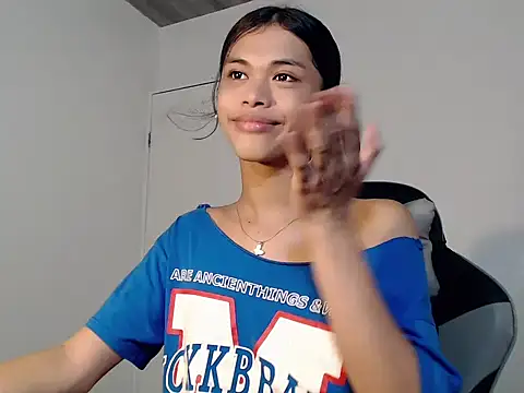 Snapshot of urcurlydiva chatting on 12/17/25, 06:30 urcurlydiva online show from 12/17/25, 06:30