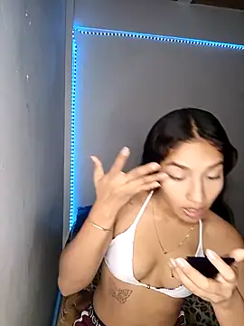 Snapshot of Sharlotte_Watts chatting on 10/08/25, 12:52 Sharlotte Watts online show from 10/08/25, 12:52