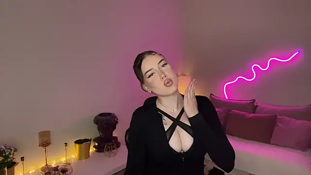 Snapshot of mistress_of_hearts chatting on 06/27/26, 02:12 mistress of hearts online show from 06/27/26, 02:12