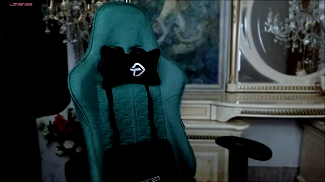 LaraBenson  online show from 11/25/25, 10:48