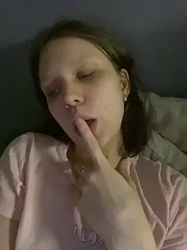 Snapshot of Lunliss chatting on 10/19/25, 03:34 Lunliss online show from 10/19/25, 03:34