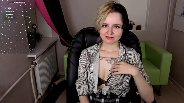 girl next doorr online show from 10/11/25, 01:09