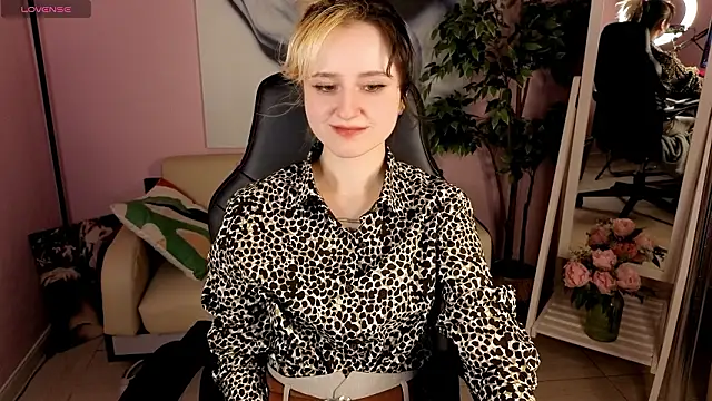 girl next doorr online show from 03/15/26, 01:28