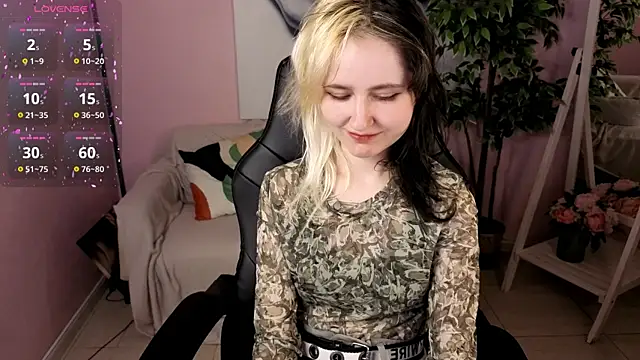 girl next doorr online show from 04/19/26, 06:10